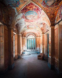 Couloir coloré abandonné. sur Roman Robroek - Photos de bâtiments abandonnés