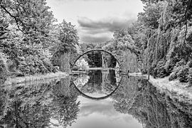 Uitzicht op de Rakotzbrücke in het Kromlauer Park
