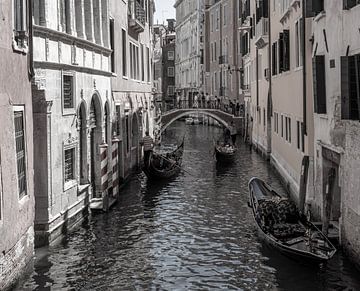 Schwarzweiß Bild von einer Gasse in Venedig von Animaflora PicsStock