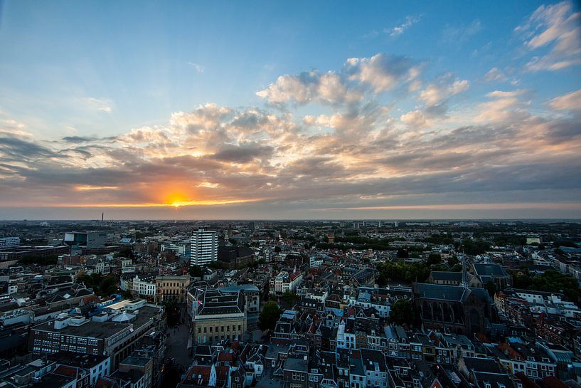 Coucher de soleil sur la ville d'Utrecht depuis la tour Dom par Peter Haastrecht, van