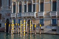 Alte Gebäude mit gelben Pfählen am Kanal in der Altstadt von Venedig, Italien von Joost Adriaanse Miniaturansicht