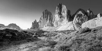 Beek aan de voet van de Drie Toppen in de Dolomieten in zwart-wit. van Manfred Voss, Schwarz-weiss Fotografie