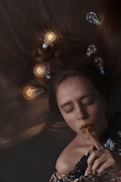 Unique Ideas from Neurodiverse People - Woman with Light Bulbs in Her | Inspirational Art by Elianne van Turennout