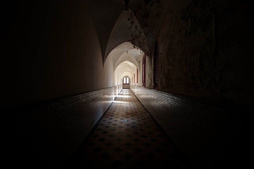 Abandoned monastery van Oscar Beins