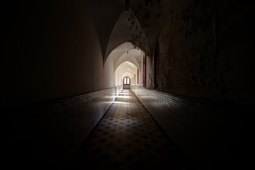 Abandoned monastery van Oscar Beins