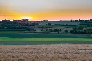 Sommerlicher Sonnenuntergang über den sanften Hügeln von Limburg von Kim Willems