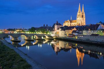 UNESCO-werelderfgoed Regensburg in het blauwe uur