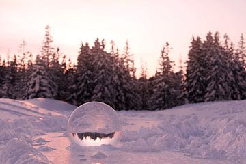 Boule de verre enterrée dans la neige sur Besa Art