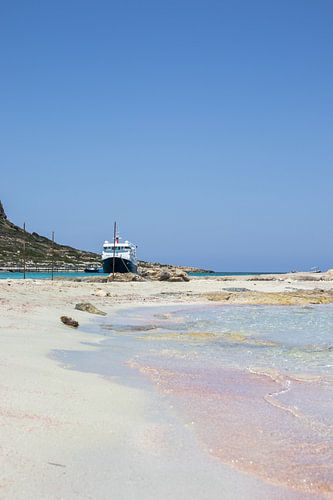 Schip bij het strand van Bálos met roze zand | Reisfotografie