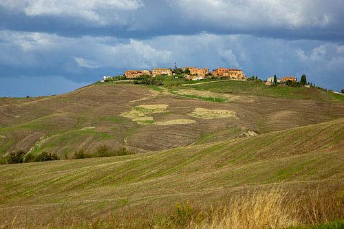 Stadje op een heuvel in Toscane , Italië