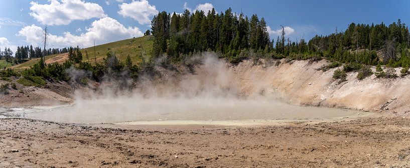 Thermal spring in Yellowstone National Park, USA by Jeroen van Deel