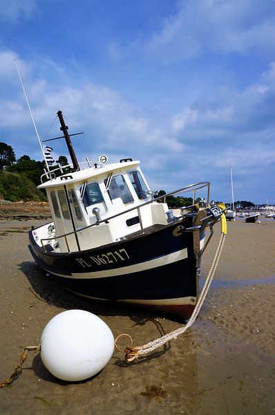 Gestrande vissersboot Bretagne van Sandra van der Burg