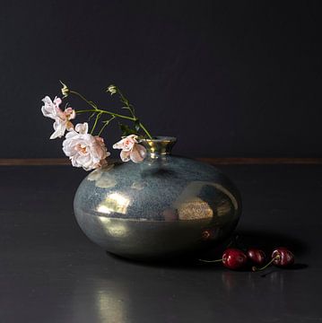 Modernes Stillleben mit Rosen in Mobach-Vase