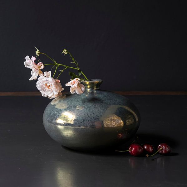 Modernes Stillleben mit Rosen in Mobach-Vase von Affect Fotografie