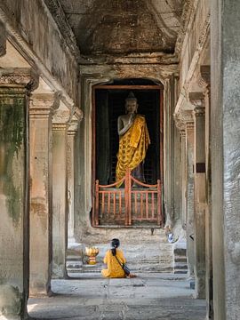 Vrouw bidt tot Boeddha in Angkor Wat, Cambodja van Vicente M