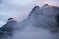 Mistig landschap in de bergen van Noorwegen van Karijn | Fine art Natuur en Reis Fotografie thumbnail