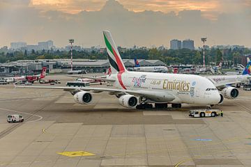 Pushback Emirates Airbus A380 (A6-EOA).