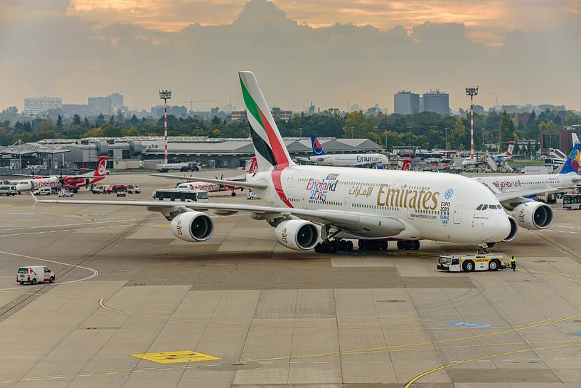 Pushback Emirates Airbus A380 (A6-EOA). von Jaap van den Berg