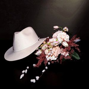 Kunst: Stillleben mit Hut und Blumen