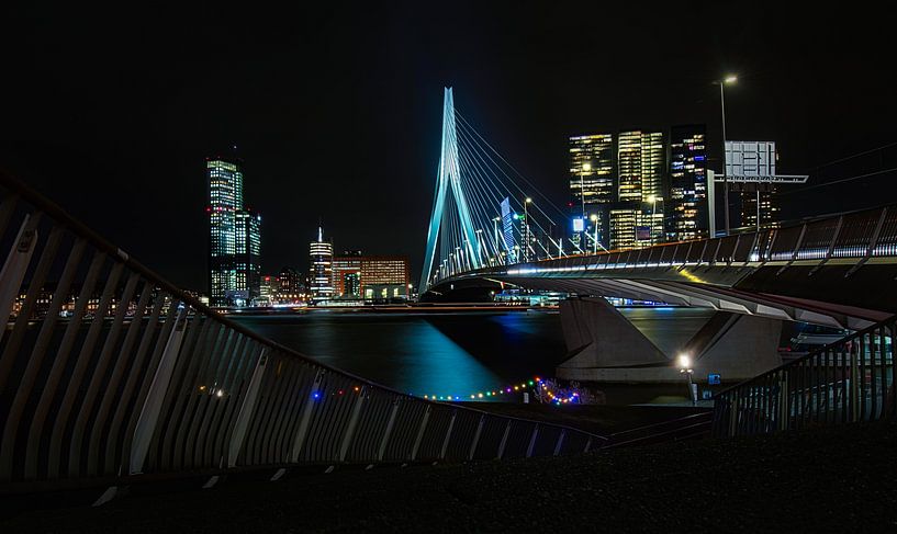 Belle ligne d'horizon de Rotterdam la nuit par Chi