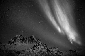 Rugged mountains and Northern Lights van Koen Hoekemeijer