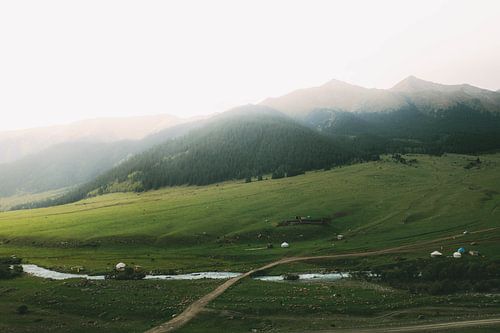 Bergachtig landschap nomaden | reisfotografie print | Kirgizië