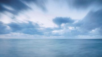 Bewegende Zee, Dreigende Lucht van Fotografiecor .nl