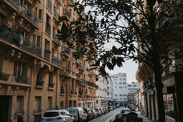 Sfeervolle straat in het centrum van Parijs, Frankrijk van Manon Visser