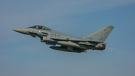 Ein deutscher Eurofighter Typhoon hebt mit Nachbrenner ab.