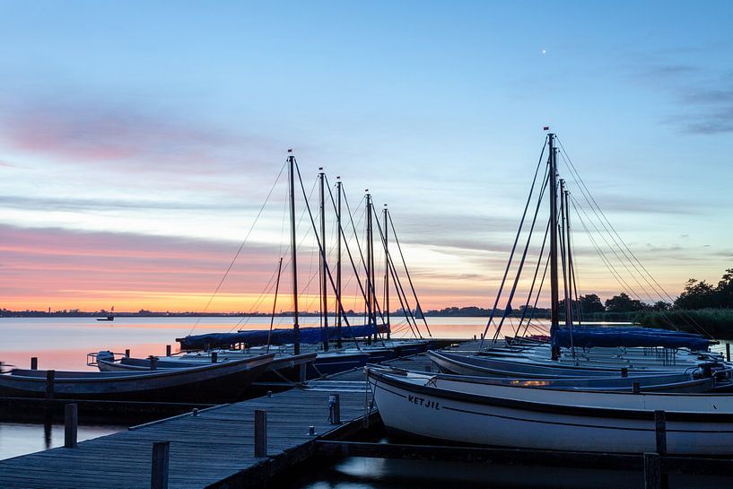 Des voiliers sur le Leekstermeer avec des nuages d'air et du jupiter par R Smallenbroek