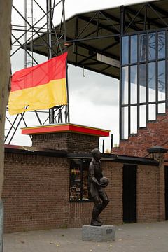Stadionmuur de Adelaarshorst met standbeeld Leo Halle van Maurits Hagen