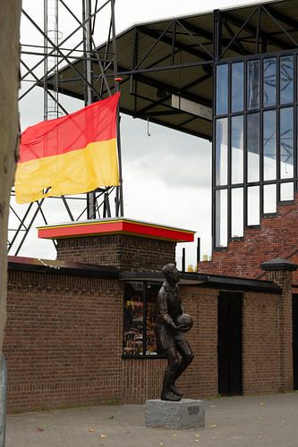 Stadionmuur de Adelaarshorst met standbeeld Leo Halle