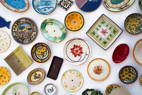 Assiettes en céramique colorées sur la façade d'un magasin à Sagres en Algarve Portugal 1