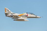 Flyby van een Douglas TA-4J Skyhawk. van Jaap van den Berg thumbnail