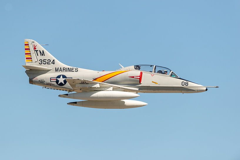Flyby van een Douglas TA-4J Skyhawk. van Jaap van den Berg
