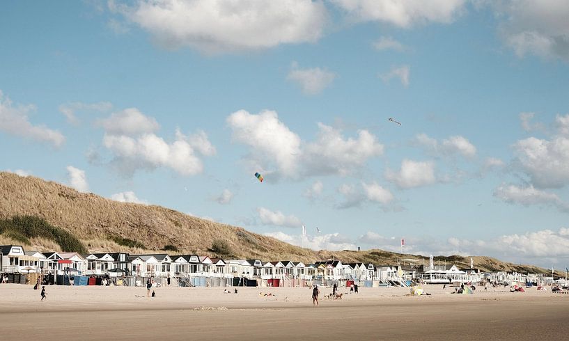 Een zonnige dag op het strand nabij Vlissingen van Tom Haak