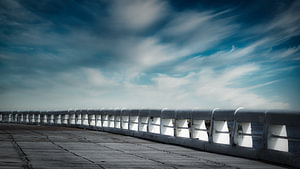 Die alte Mole von Ostende unter einem bewegten Himmel