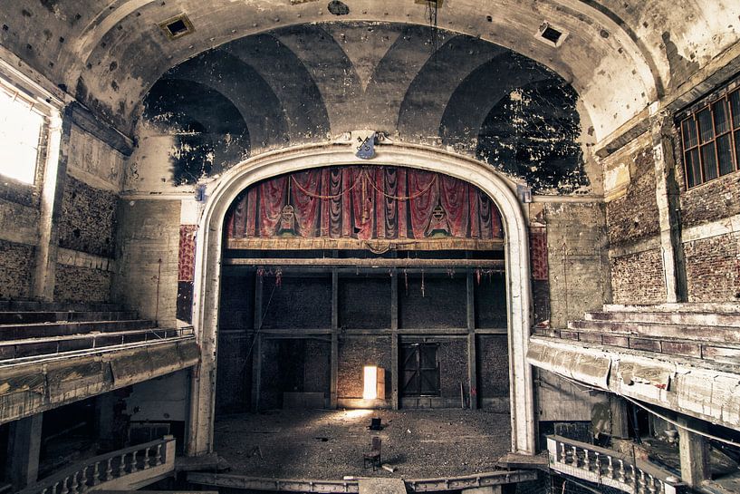 Verlaten theater - België van Frens van der Sluis