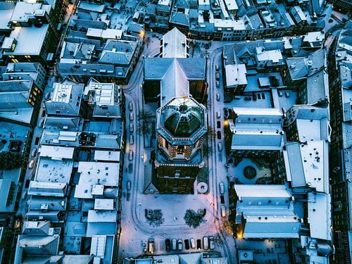 Zwolse Peperbus kerktoren tijdens een koude winter zonsopkomst