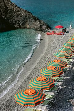 Zomer in Cinque Terre Monterosso | Strand, parasols en zee | Fotoprint Italië reisfotografie van HelloHappylife