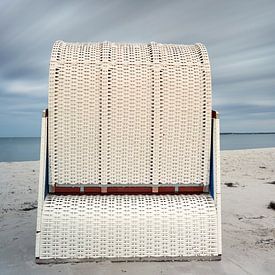 Strandstoel onder een naderend onweer van Marianne Kiefer PHOTOGRAPHY
