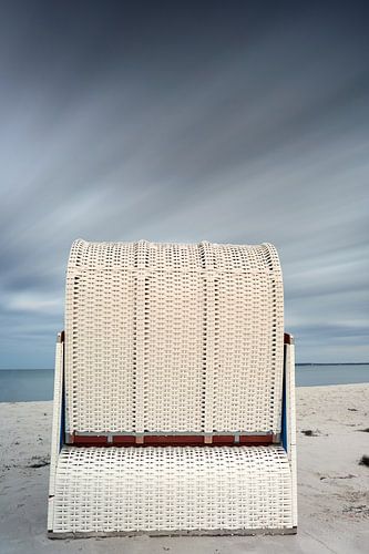 Strandstoel onder een naderend onweer
