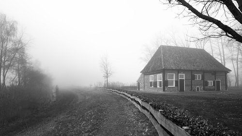 Mistig spookhuis in Hertme van Remco Nijland