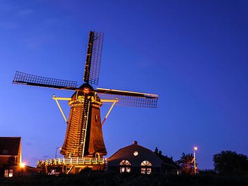 Hollandse Windmolen Nootdorp Holland in het blauwe uurtje van Petra Kester