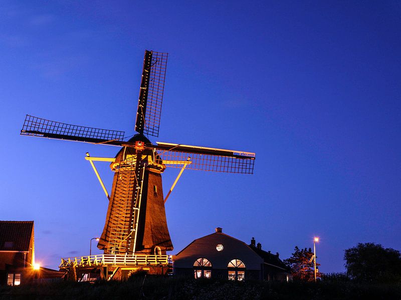 Hollandse Windmolen Nootdorp Holland in het blauwe uurtje von Petra Kester