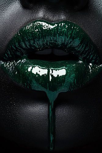 Groene glanzende lip close-up