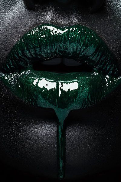 Grüne glänzende Lippe Nahaufnahme von Art & Soul Creations