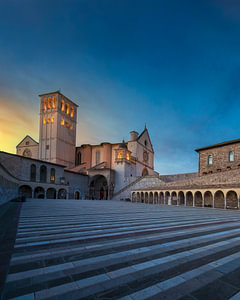 Basilika des Heiligen Franziskus in Assisi bei Sonnenuntergang, Umbrien, Italien