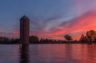 Watertoren in Aalsmeer tijdens de zonsopkomst. van Erik de Rijk thumbnail