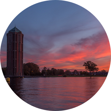 Watertoren in Aalsmeer tijdens de zonsopkomst.